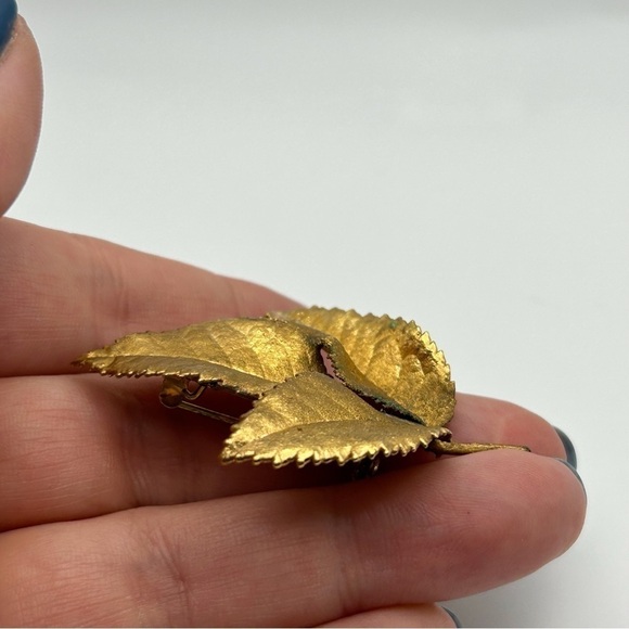 Vintage Textured Matte Gold Tone Maple Leaf Brooch Fall Nature Tree Realistic - Picture 3 of 7